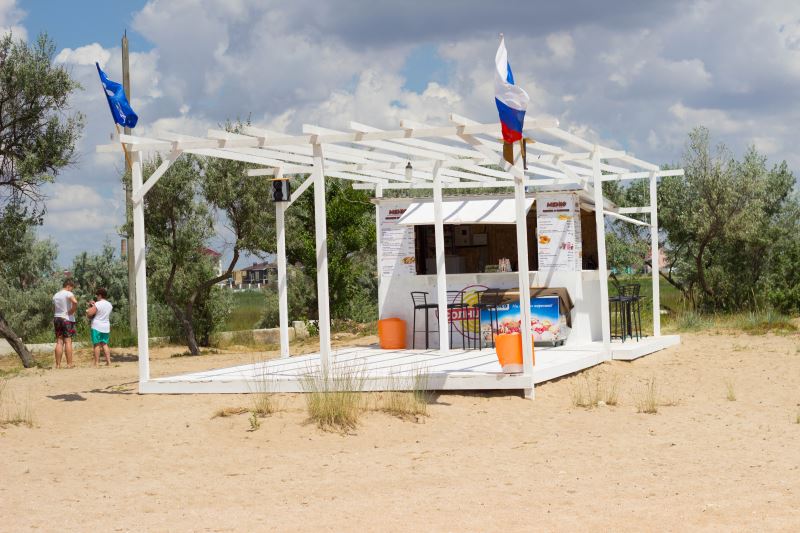 На пляже можно приобрести прохладительные напитки крым песчаные пляжи