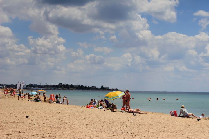 Просторный пляж Заозерного крым где песчаные пляжи и чистое море