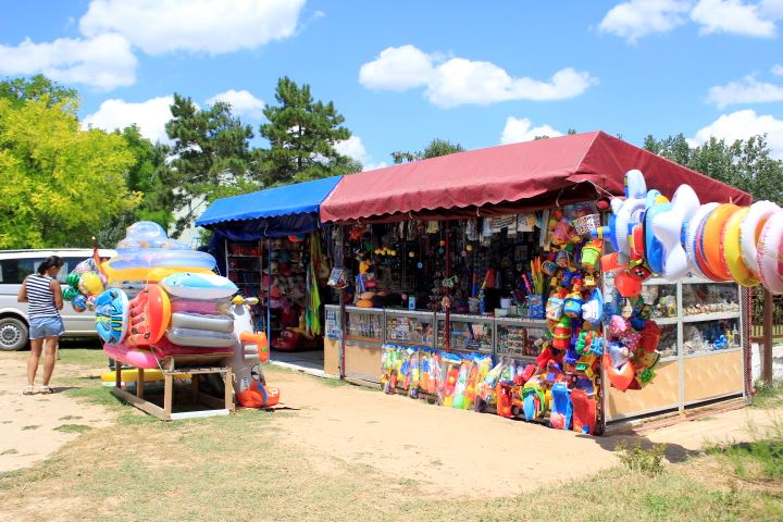 На пляже Заозерного можно купить всё необходимое крым отдых с детьми недорого песчаный пляж