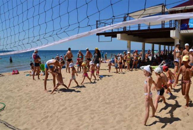 Дети на песчаном пляже Заозерного песчаные пляжи крыма для отдыха с детьми