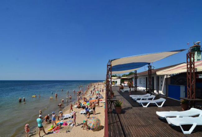 Оборудованный пляж Заозерного отдых на песчаном побережье крыма